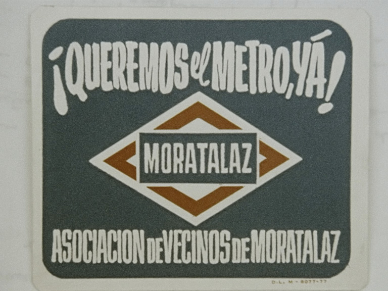 Pegatina de la campaña por una estación de metro en Moratalaz. AVV Moratalaz (Madrid)