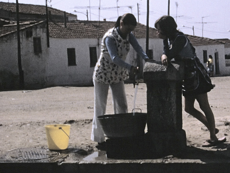 Fuente de agua pública en Vallecas. Madrid, años 70.