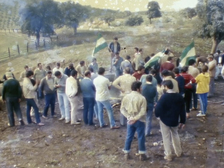 Jornaleros durante la ocupación de la finca "El grullo". Villamartín (Cádiz). 1983