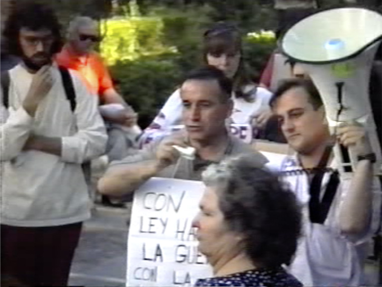 Manolo Collado Broncano y Juan Blanco durante la marcha silenciosa en Sevilla por la libertad del insumiso Francisco Javier Sánchez de Rojas (Frasco). 1991