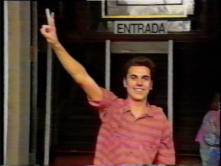 Antonio Moreno Mejías, insumiso encarcelado, a la entrada en los juzgados de instrucción de Sevilla. 1994