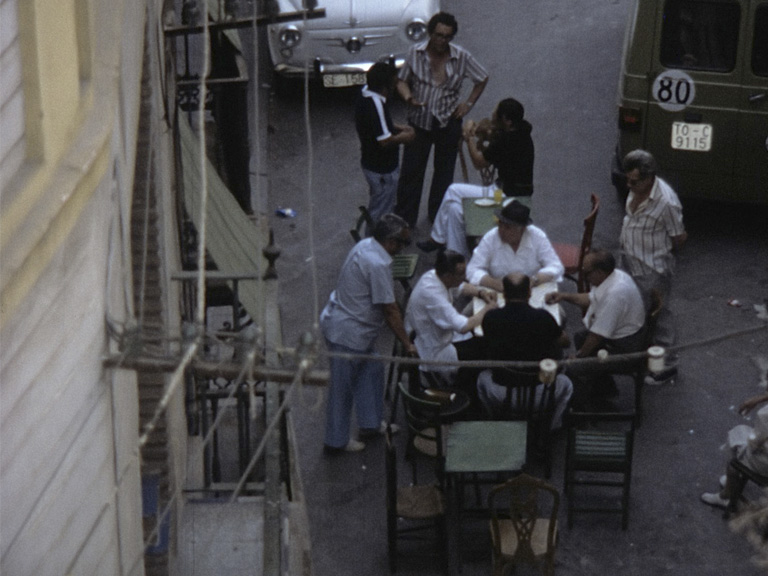 Grupo de hombres jugando al dominó en una calle del centro de Sevilla. 1979