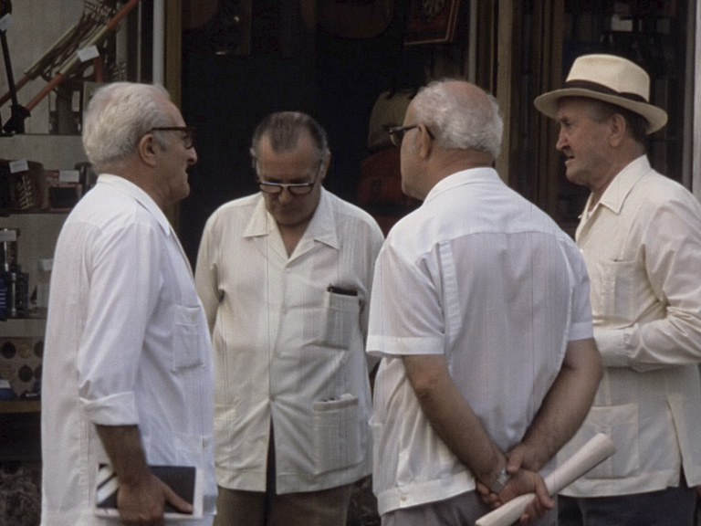 Grupo de hombres en la calle Sierpes. Sevilla. 1979