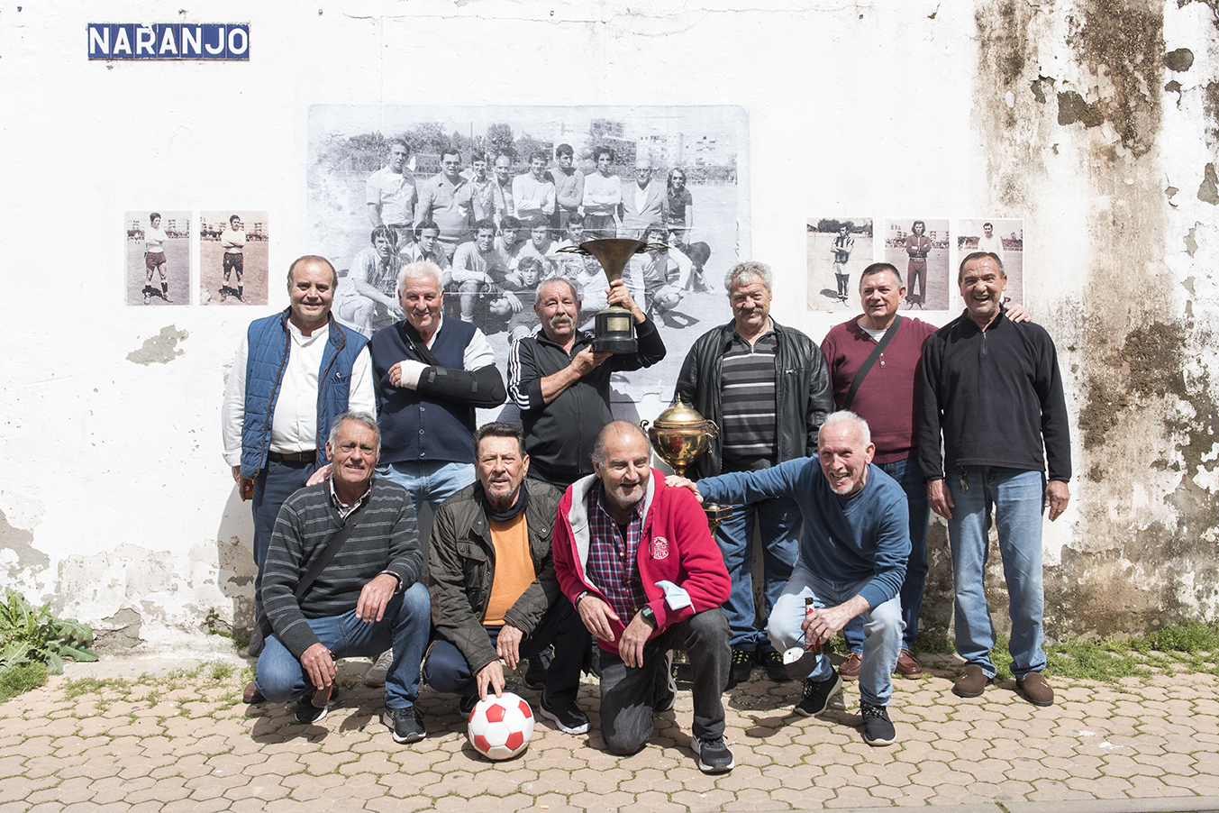 Antiguos jugadores de fútbol durante el homenaje a la S.D. Estrella Bachillera