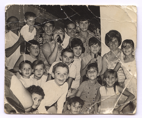 Grupo de niñas y niños de la Bachillera fotografiados por Tomás Layne Sánchez
